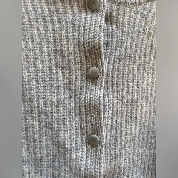 Quince 100% Yak Soft Rib Crew
Gray Cardigan Sweater size L - Picture 5 of 12